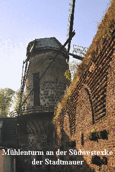Mühlenturm mit Baugerüst an der Südwestecke der Stadtmauer